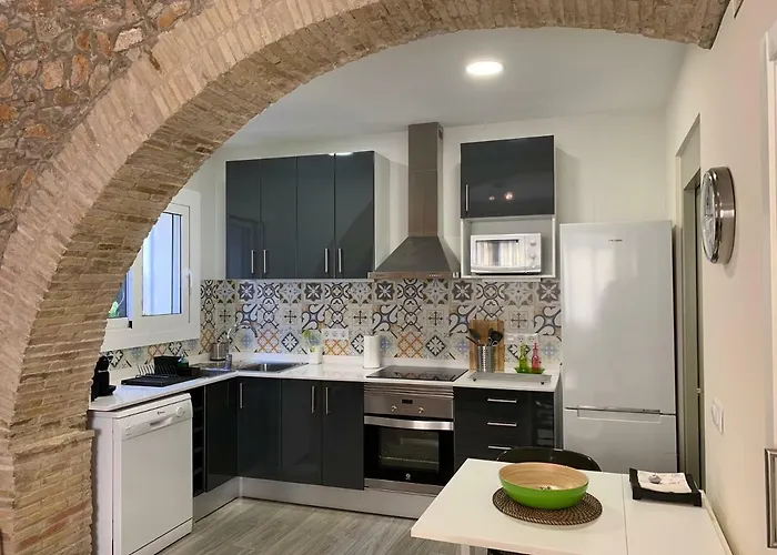 Pintor Massanet - Casa De Piedra Adaptada En Lescala * L'Escala
