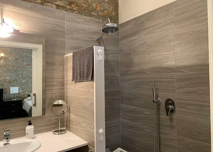 Pintor Massanet - Casa De Piedra Adaptada En Lescala Nyaraló